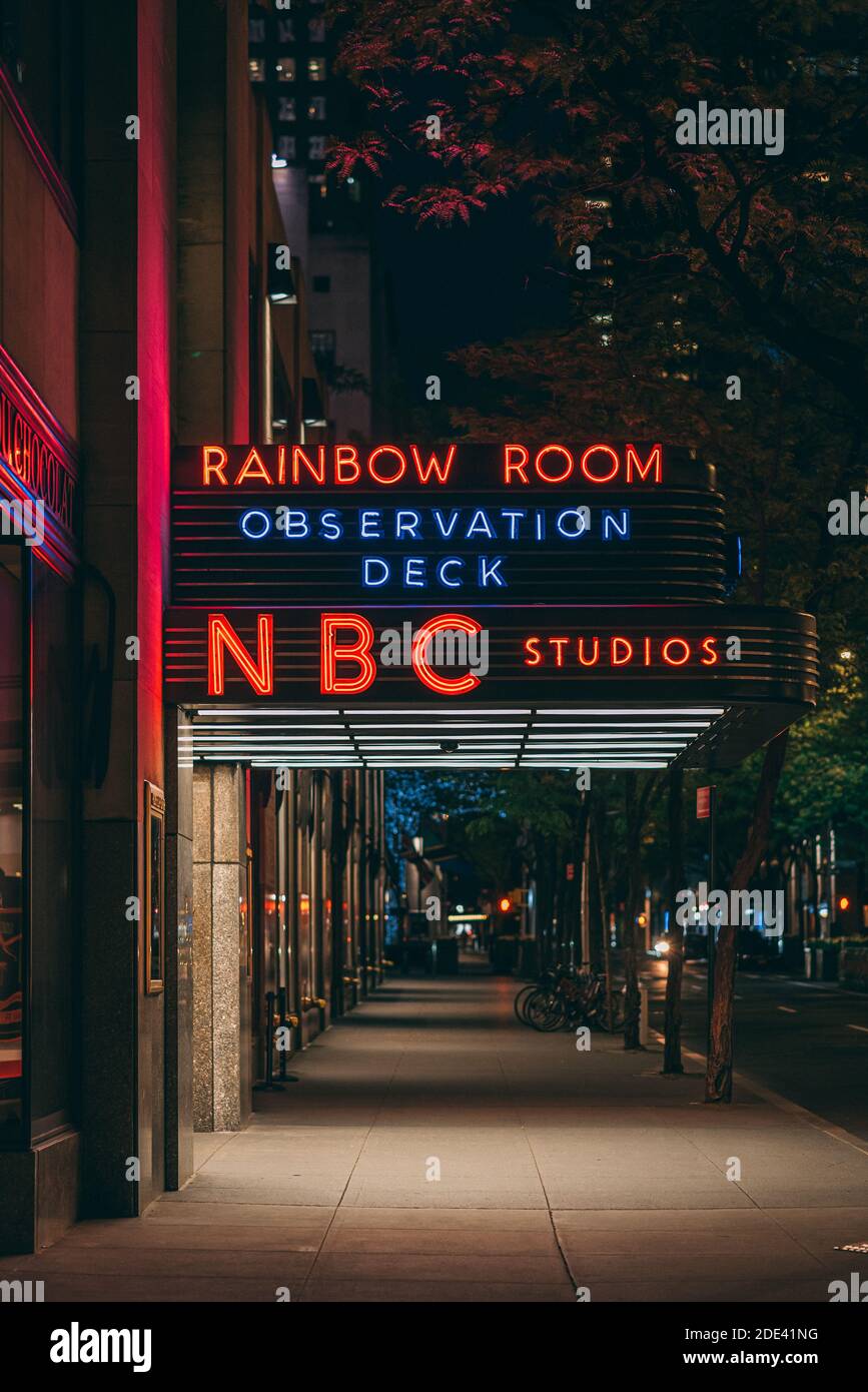 Rainbow Room al neon al Rockefeller Center, a Manhattan, New York City Foto Stock