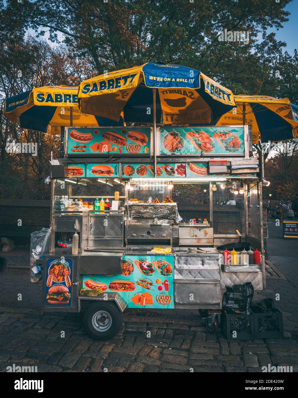 Un hot dog stand nel Upper East Side, Manhattan, New York City Foto Stock