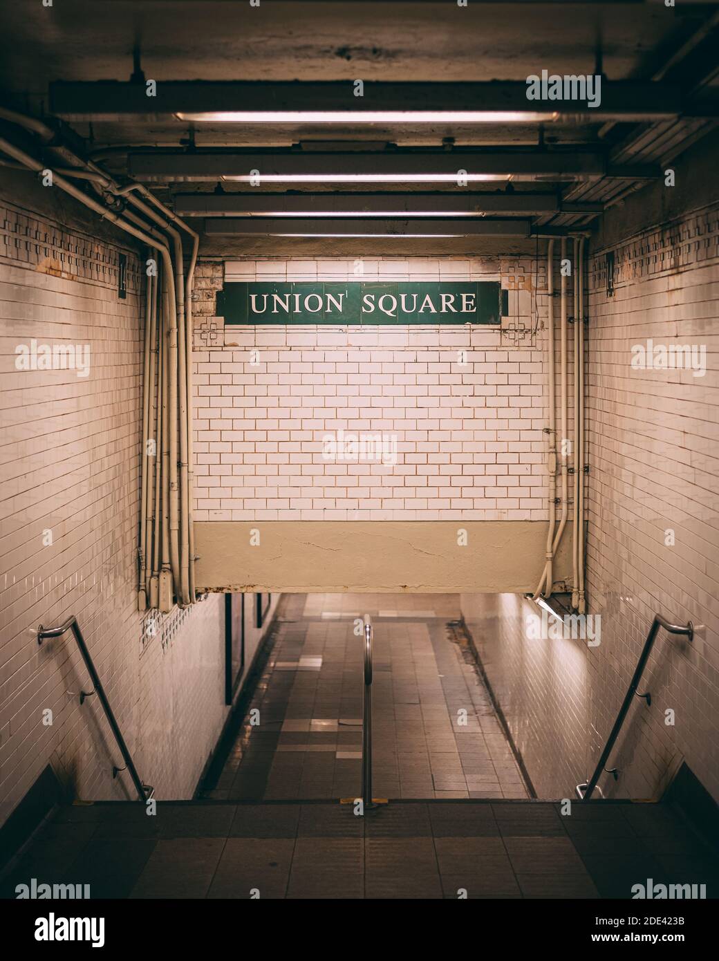 Cartello e passerella nella stazione della metropolitana a Union Square, a Manhattan, New York City Foto Stock