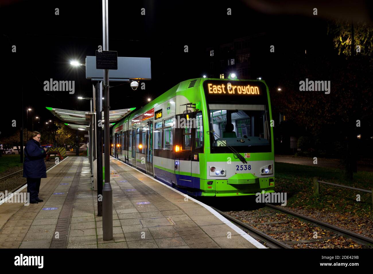 I primi tram di Londra Croydon Tramlink Bombardier flessiy Swift CR4000 tram n. 2538 al capolinea del tram di New Addington in una notte buia. Foto Stock