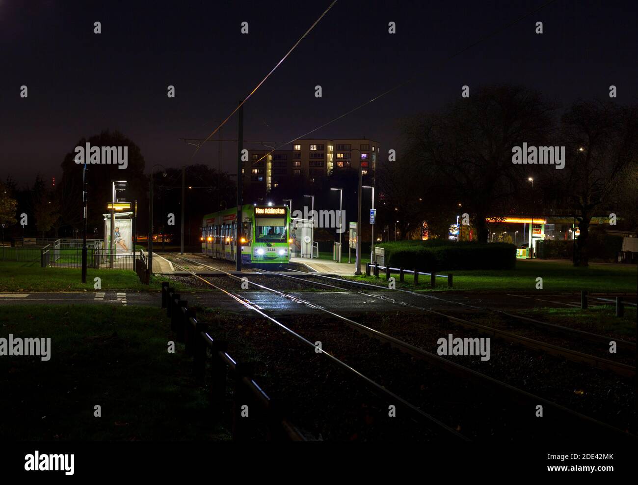 Primo tram di Londra Croydon Tramlink Bombardier flessibile Swift CR4000 tram n. 2538 alla fermata del tram King Henry's Drive, New Addington, Croydon, Londra Foto Stock