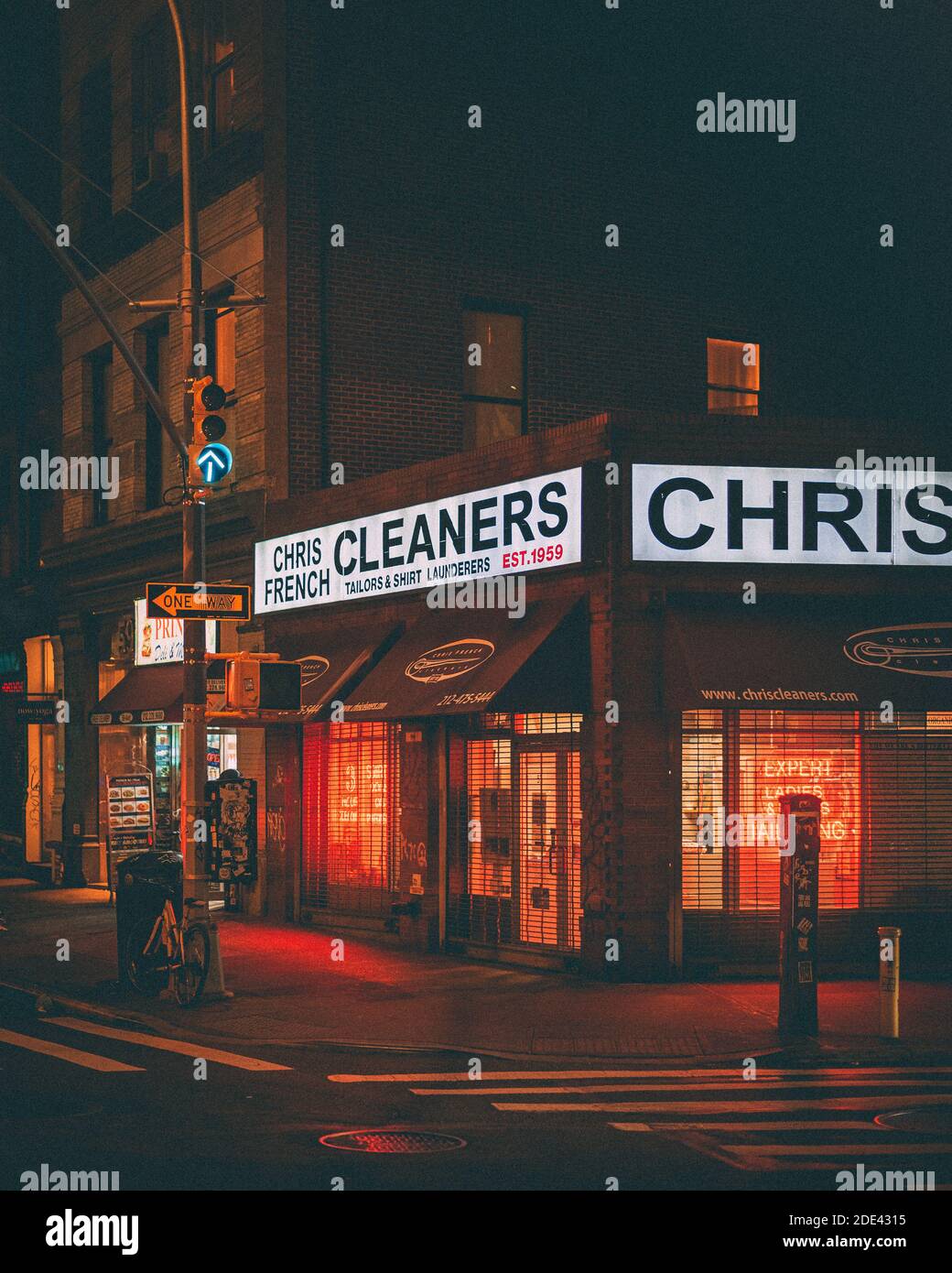 Chris francese Cleaners di notte, vicino Astor Place, a Manhattan, New York City Foto Stock