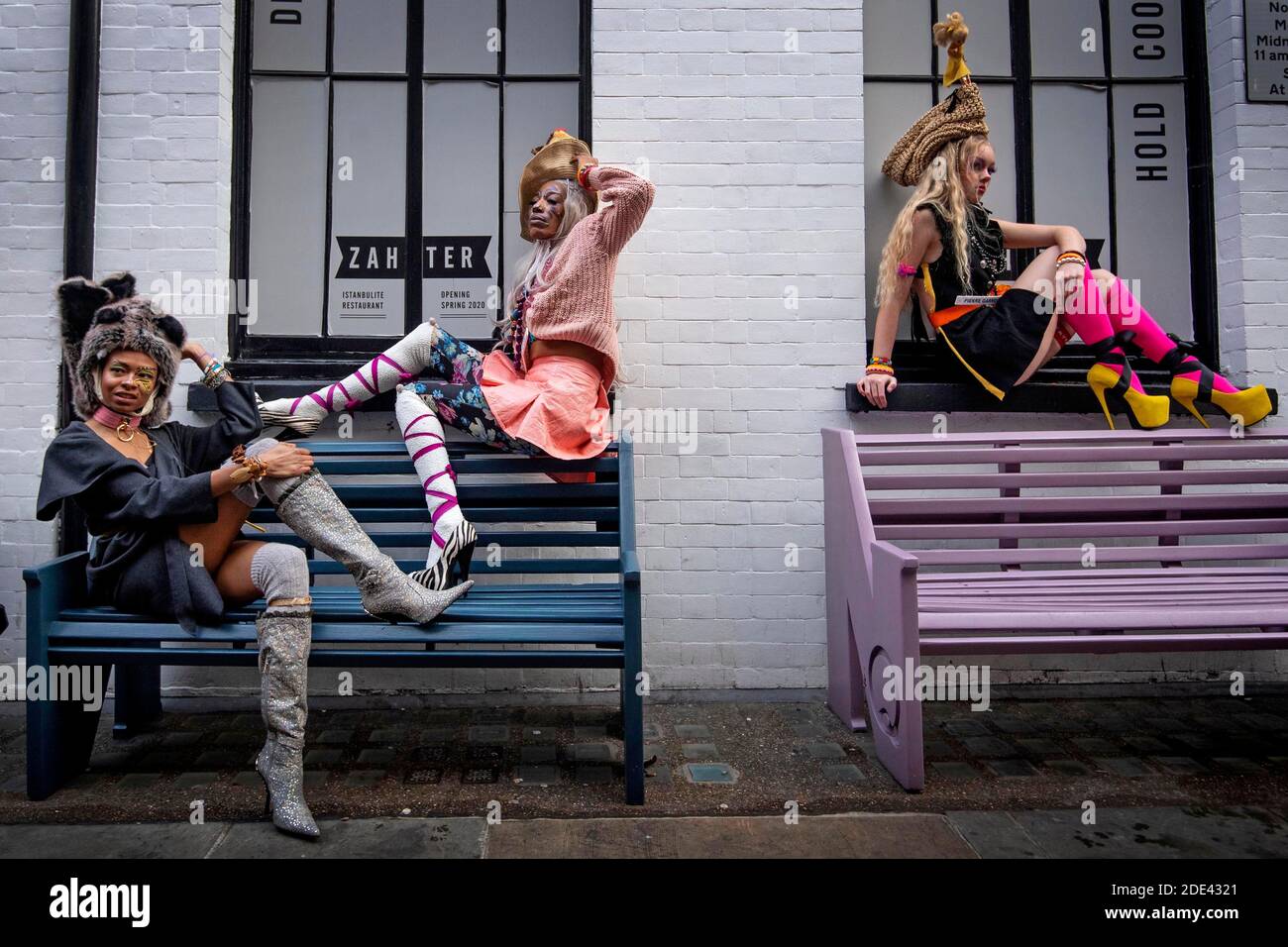 I modelli posano mentre mostrano i vestiti dallo stilista Pierre Garroudi durante una ripresa di moda flashmob su Carnaby Street, Londra. Foto Stock