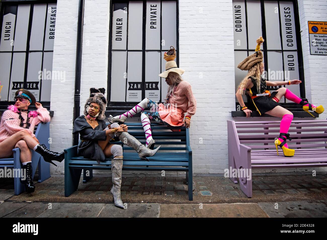I modelli posano mentre mostrano i vestiti dallo stilista Pierre Garroudi durante una ripresa di moda flashmob su Carnaby Street, Londra. Foto Stock