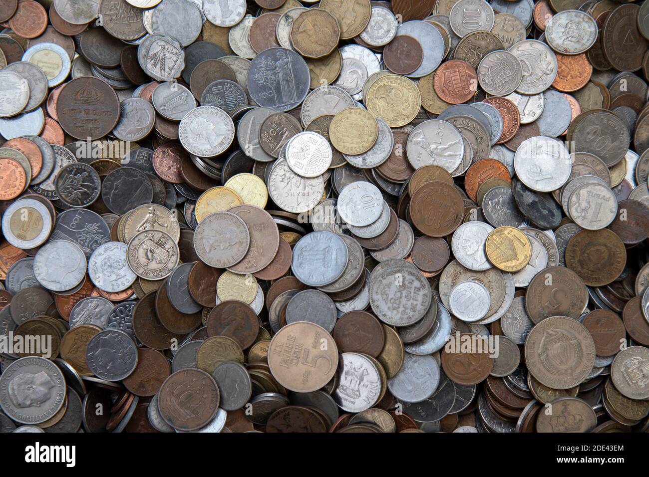 Monete provenienti da vari paesi di tutto il mondo. Foto Stock
