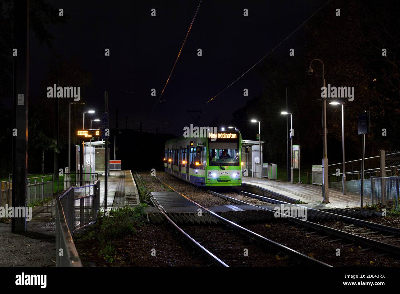 I primi tram di Londra Croydon Tramlink Bombardier flessiy Swift CR4000 tram n. 2539 alla fermata del tram Gravel Hill, linea New Addington, Croydon, Londra Foto Stock