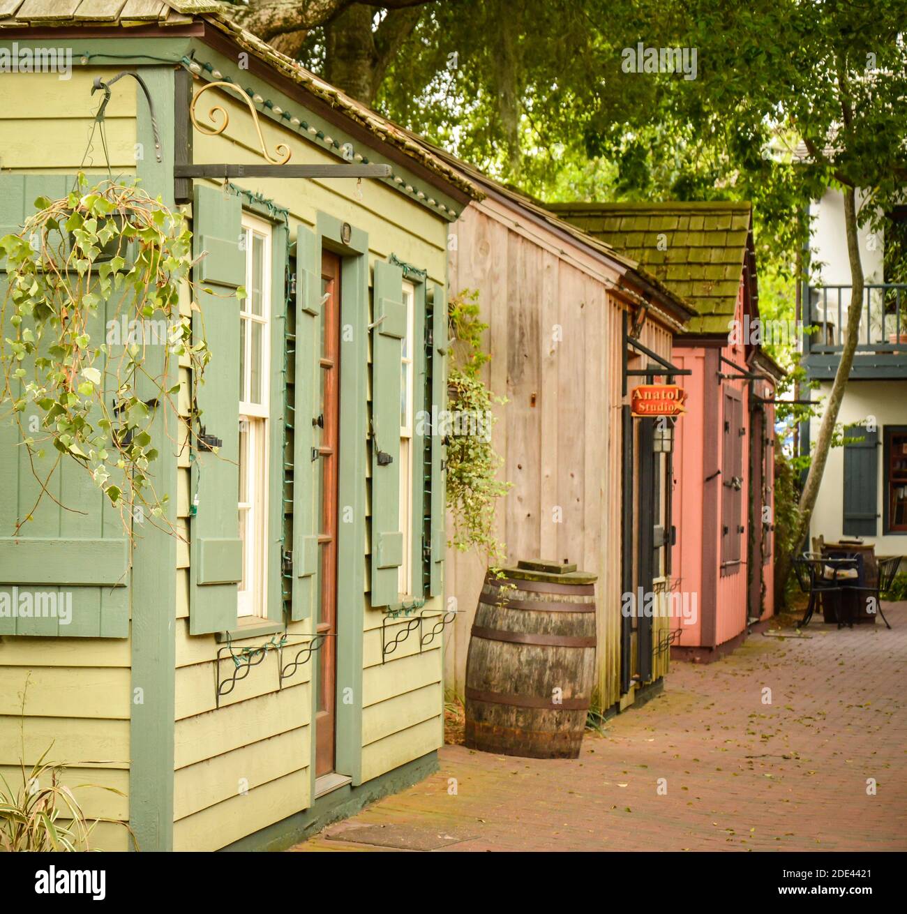 I colori pastello abbondano nel quartiere coloniale con cottage in stile bungalow della Florida che ospitano negozi e souvenir nel centro storico di St. Augustine, Florida Foto Stock