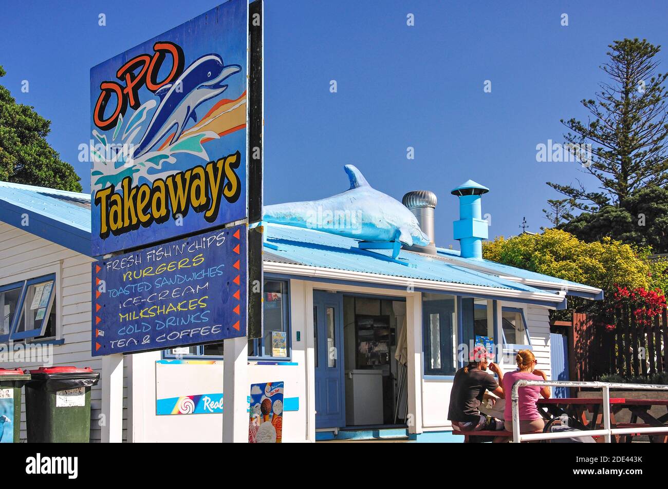 Opo takeaway shop on foreshore, Opononi, regione di Northland, Isola del nord, Nuova Zelanda Foto Stock