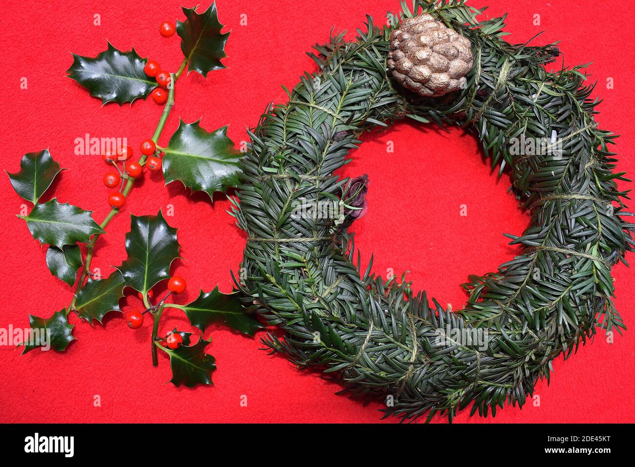 Fare wreath di Natale è poco costoso sulla raccolta di fogliame stagionale invernale Le corone sono fatte da rami di albero sempreverdi adornano la porta a muro appenda sopra il mantel Foto Stock