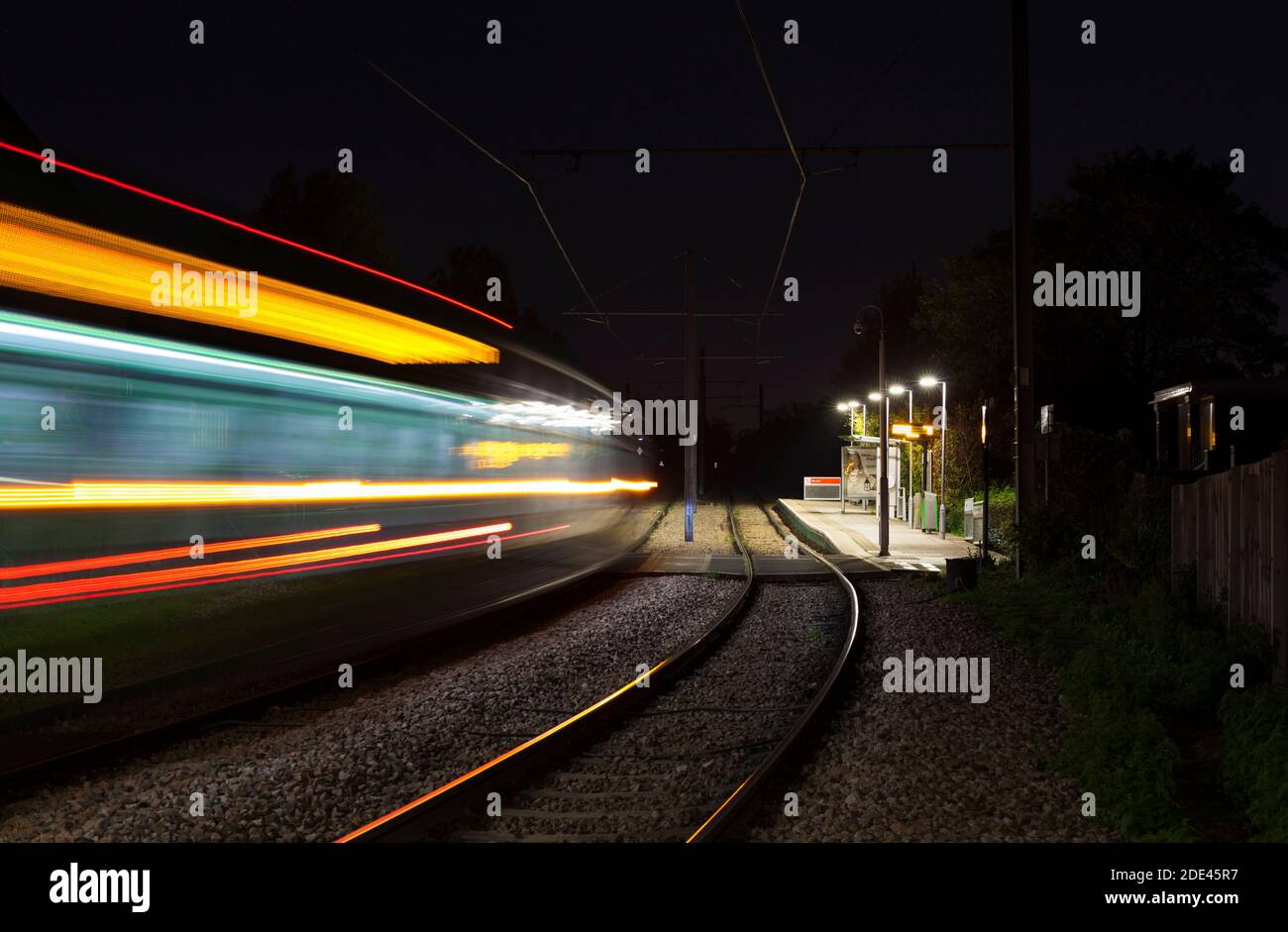 I primi tram londinesi Croydon Tramlink Bombardier flessiy Swift CR4000 tram n. 2540 in arrivo alla fermata del tram Harrington Road, Croydon con sfocatura del movimento Foto Stock