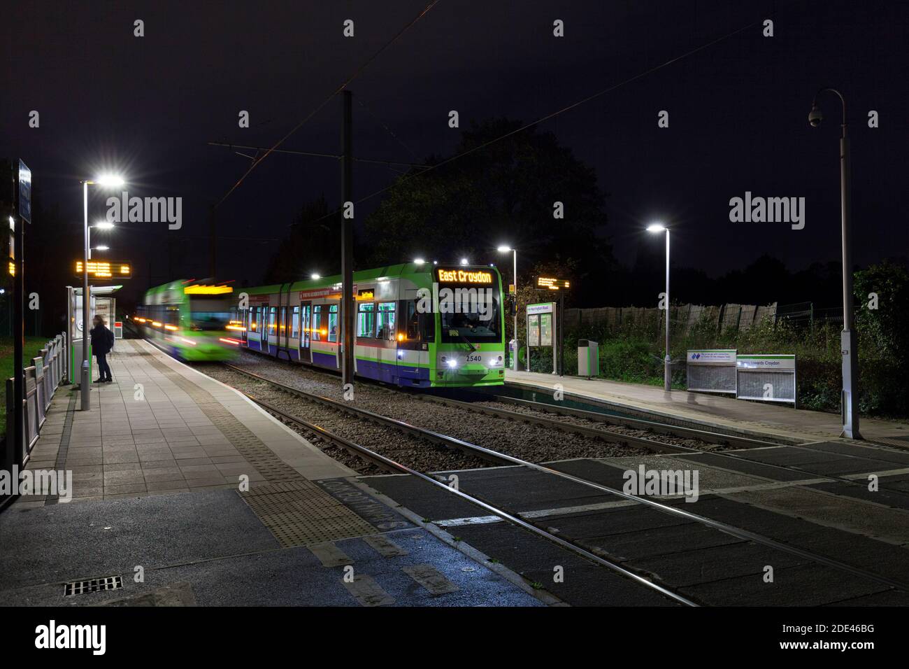 I primi tram di Londra Croydon Tramlink Bombardier flessiy Swift CR4000 tram passando alla fermata del tram King Henry's Drive, Croydon, Londra Foto Stock