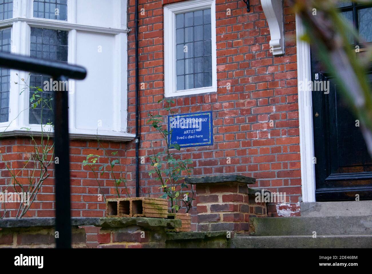 Placca blu di Kate Greenaway nel 39 Frognal, Hampstead Village, Londra. Monumento ai patrimoni dell'umanità dell'inglese all'artista che ha illustrato il pippo pippato di Hamelin. Foto Stock