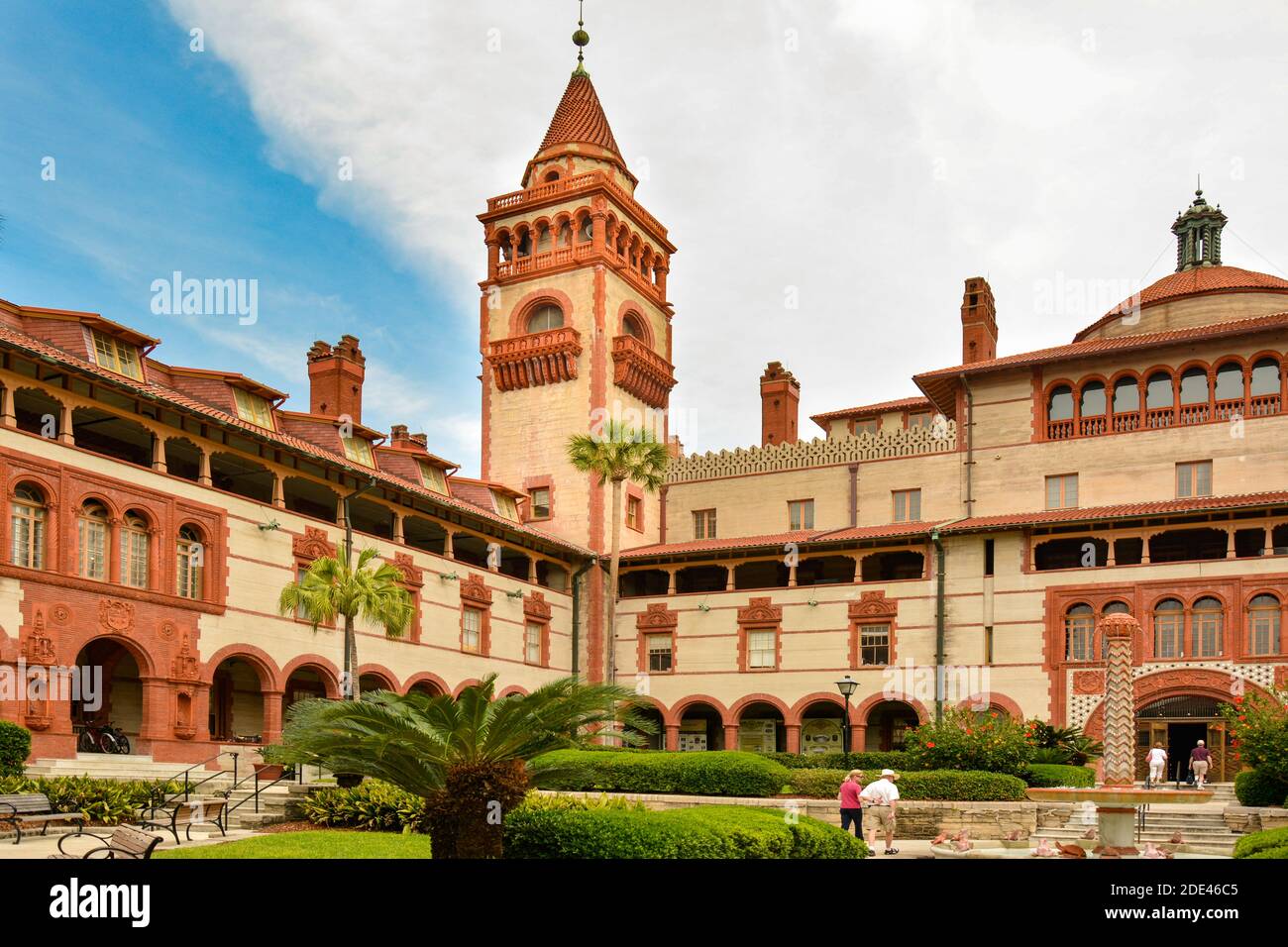 La magnifica architettura rinascimentale spagnola con elementi rinascimentali coloniali nell'originale Ponce de Leon Hotel, ora Flagler College, St. Augustin Foto Stock