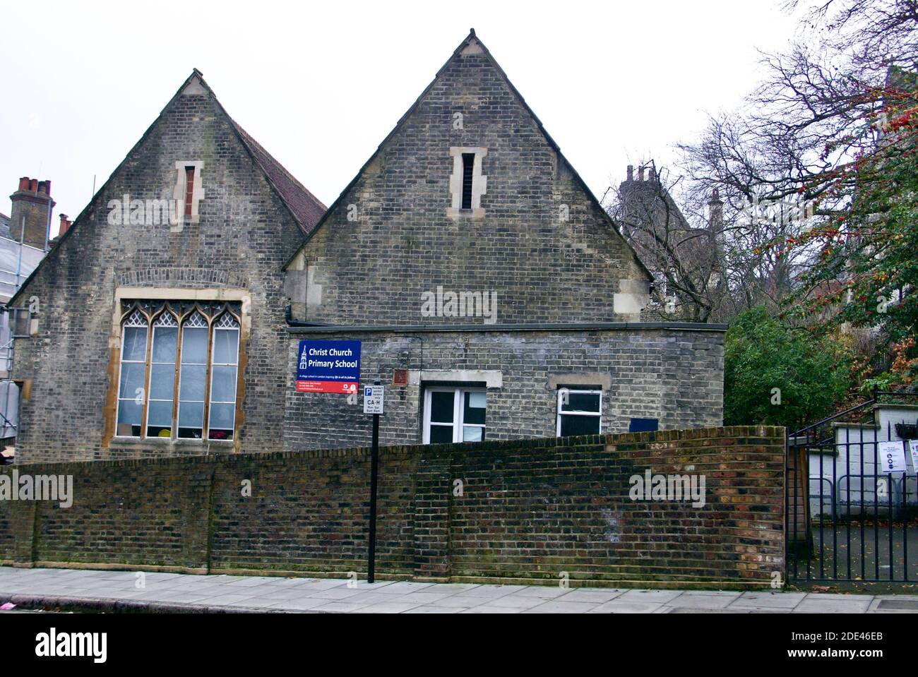 Christ Church Primary School in Hampstead Village, Londra. Una scuola statale di ingresso a modulo singolo a Camden che mostra i segnali di benvenuto. Foto Stock
