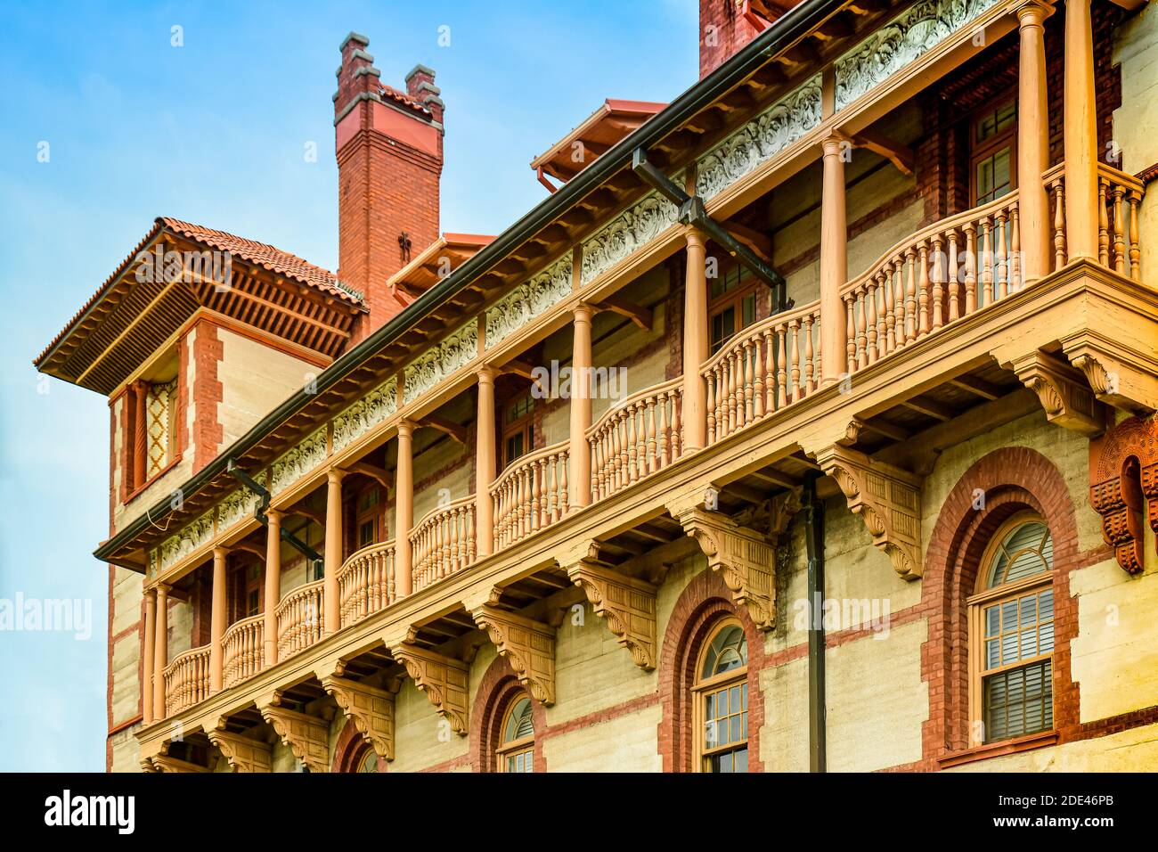 Primo piano dei dettagli architettonici della magnifica architettura rinascimentale spagnola dell'originale Ponce de leon Hotel, ora Flagler College, St Foto Stock