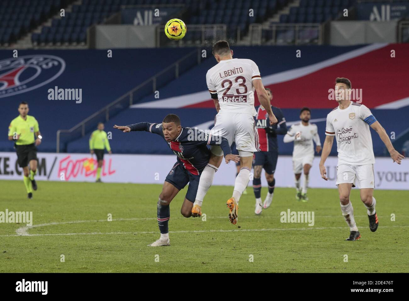 Kylian Mbappe (PSG) ha perso la palla, combattuto da Loris BENITO (Girondins de Bordeaux) durante il campionato francese Ligue 1/LM Foto Stock