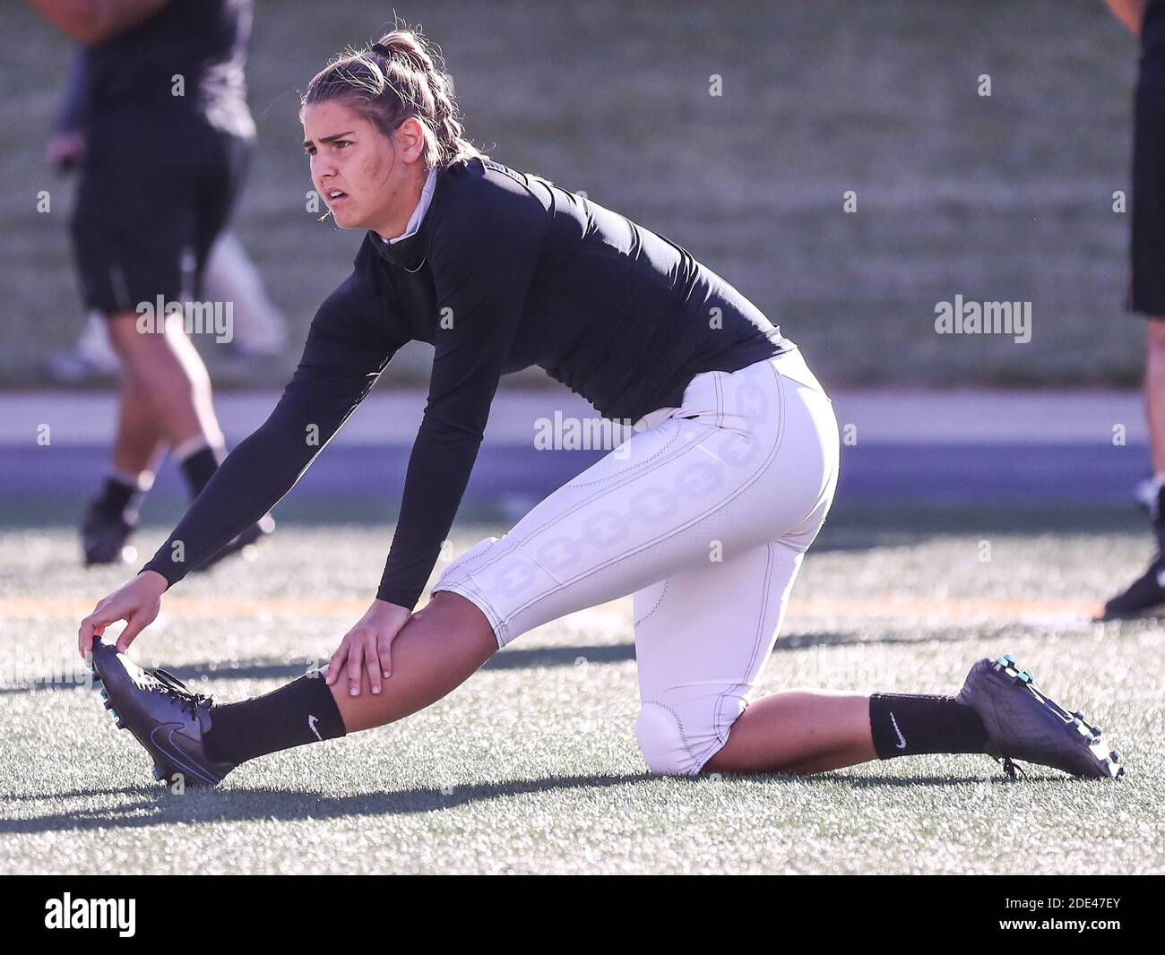 Columbia, Stati Uniti. 28 Nov 2020. Vanderbilt kicker Sarah Fuller si allunga prima di una partita contro le Tigri Missouri al Memorial Stadium di Columbia, Missouri, sabato 28 novembre 2020. Fuller è la prima donna a vestirsi per un gioco di calcio SEC Men.Photo di Hunter Dyke/Mizzou Athletics/UPI Credit: UPI/Alamy Live News Foto Stock