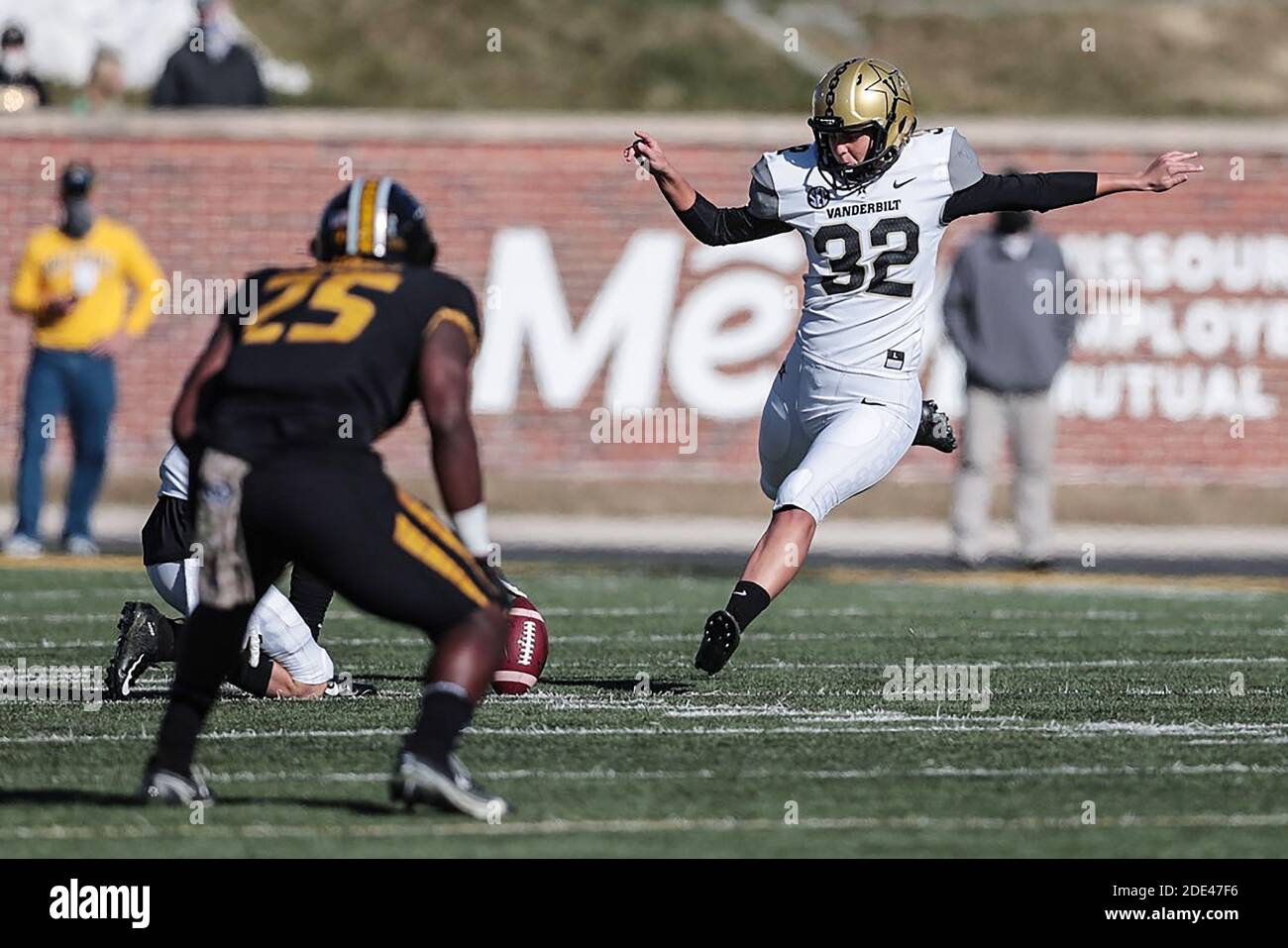 Columbia, Stati Uniti. 28 Nov 2020. Il calciatore Vanderbilt Sarah Fuller inizia a combattere contro le Missouri Tigers al Memorial Stadium di Columbia, Missouri, sabato 28 novembre 2020. Fuller è la prima donna a vestirsi per un gioco di calcio SEC Men.Photo di Hunter Dyke/Mizzou Athletics/UPI Credit: UPI/Alamy Live News Foto Stock