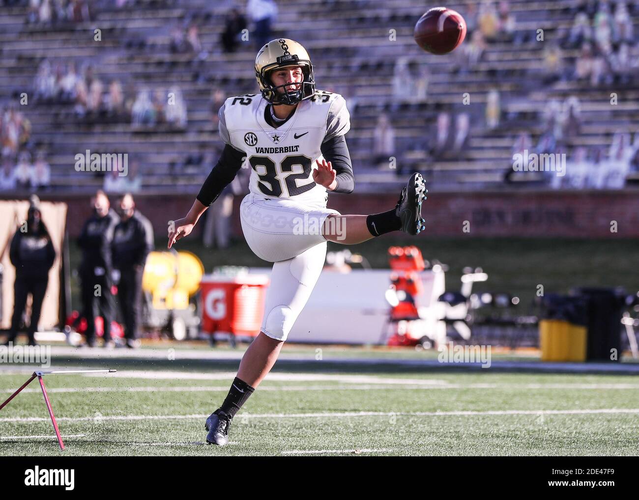 Columbia, Stati Uniti. 28 Nov 2020. Vanderbilt kicker Sarah Fuller pratica calciare gli obiettivi di campo prima di una partita contro le Tigri Missouri al Memorial Stadium di Columbia, Missouri sabato 28 novembre 2020. Fuller è la prima donna a vestirsi per un gioco di calcio SEC Men.Photo di Hunter Dyke/Mizzou Athletics/UPI Credit: UPI/Alamy Live News Foto Stock