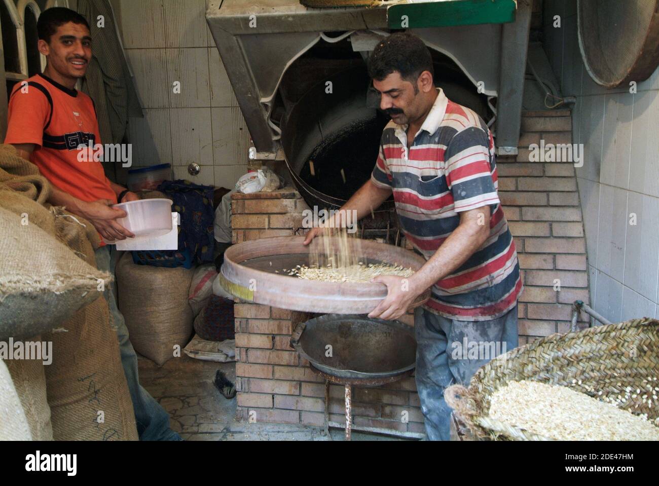 05-29-2007 Alessandria d'Egitto. Il panettiere setola la farina prima del passo successivo Foto Stock