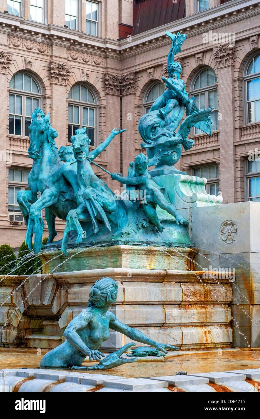 Fontana e scultura di fronte alla New York Botanical Garden Library. La biblioteca LuEsther T. Mertz. Giardino botanico di New York. Fondata nel 1899, t Foto Stock