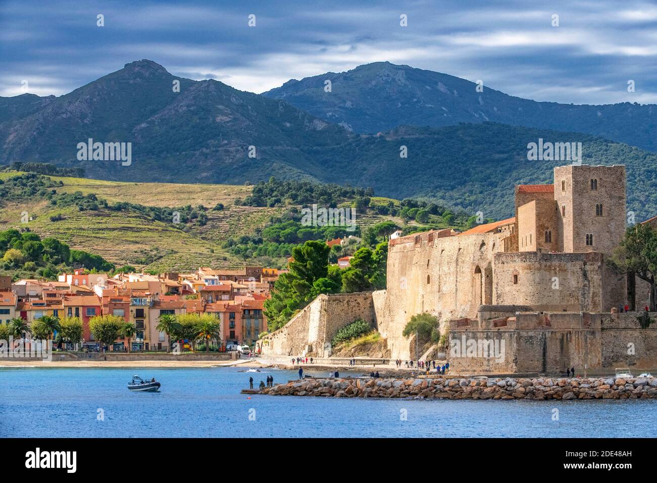 Castello reale di Collioure e paesaggio spiaggia di mare del pittoresco villaggio di Colliure, vicino Perpignan a sud della Francia Languedoc-Roussillon C. Foto Stock