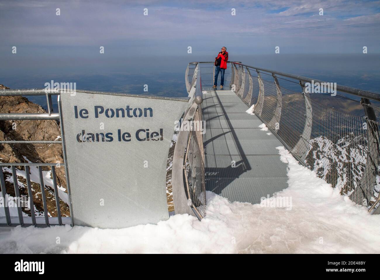 Punto di vista dell'Osservatorio di Pic Du Midi De Bigorre, alti Pirenei, Midi Pirenei, Francia. Il Ponton dans le ciel 12m, una passerella di vetro alto abo Foto Stock