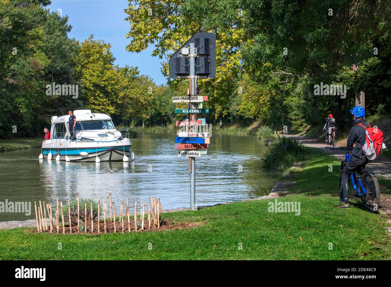 Il Canal du Midi, vicino a Carcassonne, dipartimento francese di Aude, Regione Occitanie, Languedoc-Rousillon Francia. Barche ormeggiate sul canale alberato. T Foto Stock