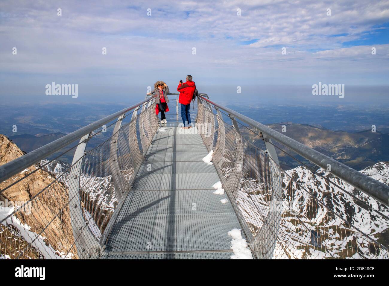 Punto di vista dell'Osservatorio di Pic Du Midi De Bigorre, alti Pirenei, Midi Pirenei, Francia. Il Ponton dans le ciel 12m, una passerella di vetro alto abo Foto Stock