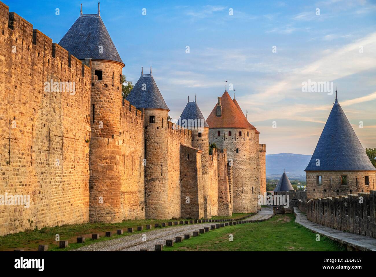 Città fortificata di Carcassonne, città medievale patrimonio mondiale dell'UNESCO, harbore d'Aude, Languedoc-Roussillon Midi Pyrenees Aude France Foto Stock