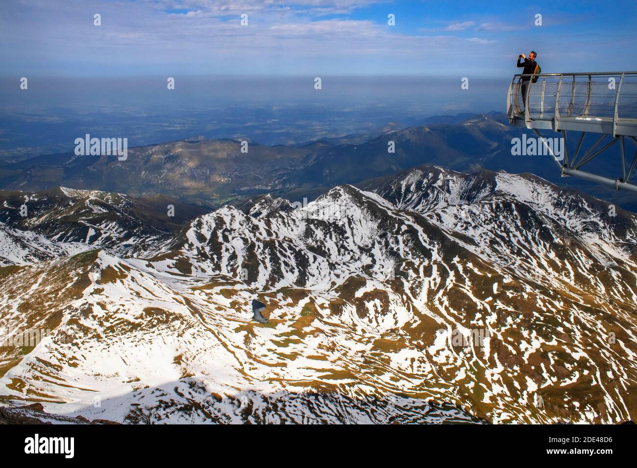 Punto di vista dell'Osservatorio di Pic Du Midi De Bigorre, alti Pirenei, Midi Pirenei, Francia. Il Ponton dans le ciel 12m, una passerella di vetro alto abo Foto Stock