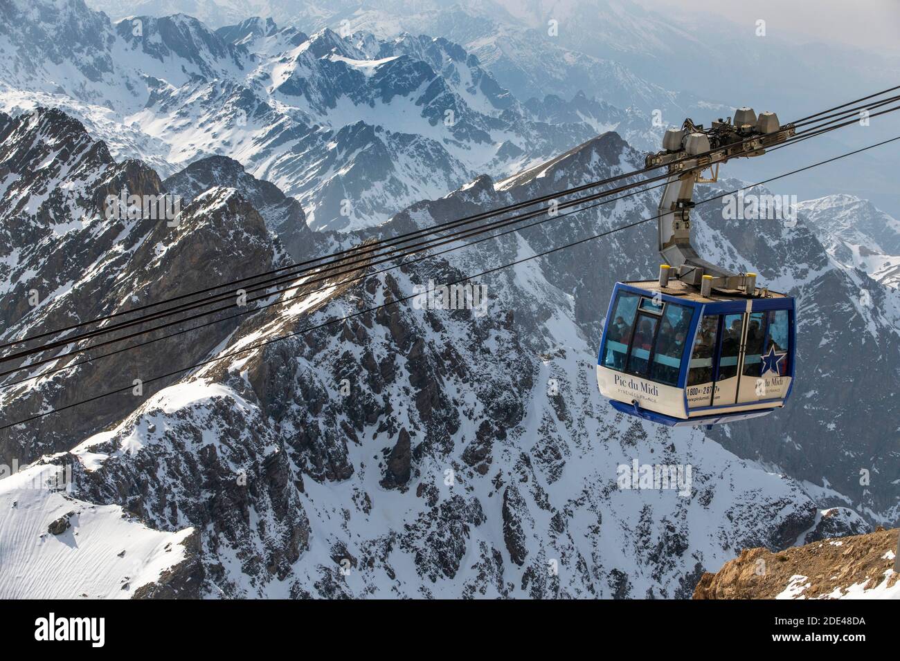 Una funivia che sale all'Osservatorio di Pic Du Midi De Bigorre, Hautes Pyrenees, Midi Pyrenees, Francia Foto Stock