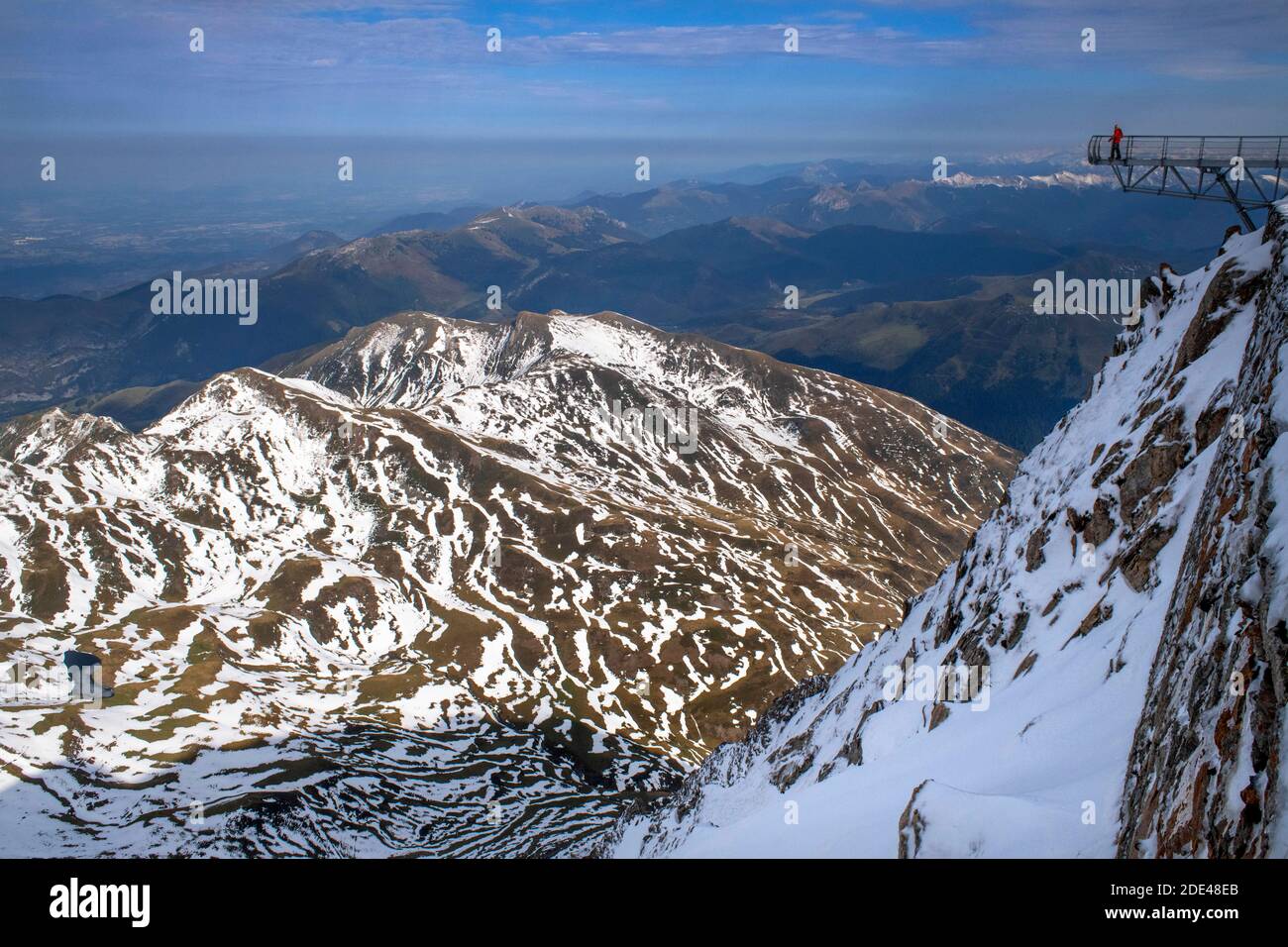 Punto di vista dell'Osservatorio di Pic Du Midi De Bigorre, alti Pirenei, Midi Pirenei, Francia. Il Ponton dans le ciel 12m, una passerella di vetro alto abo Foto Stock
