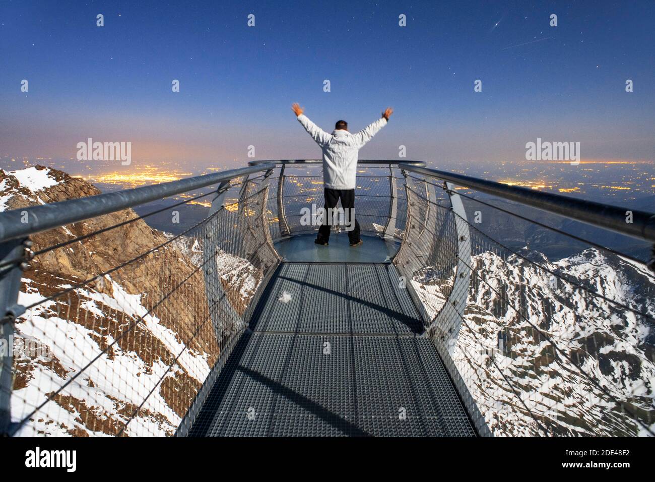 Punto di vista dell'Osservatorio di Pic Du Midi De Bigorre, alti Pirenei, Midi Pirenei, Francia. Il Ponton dans le ciel 12m, una passerella di vetro alto abo Foto Stock