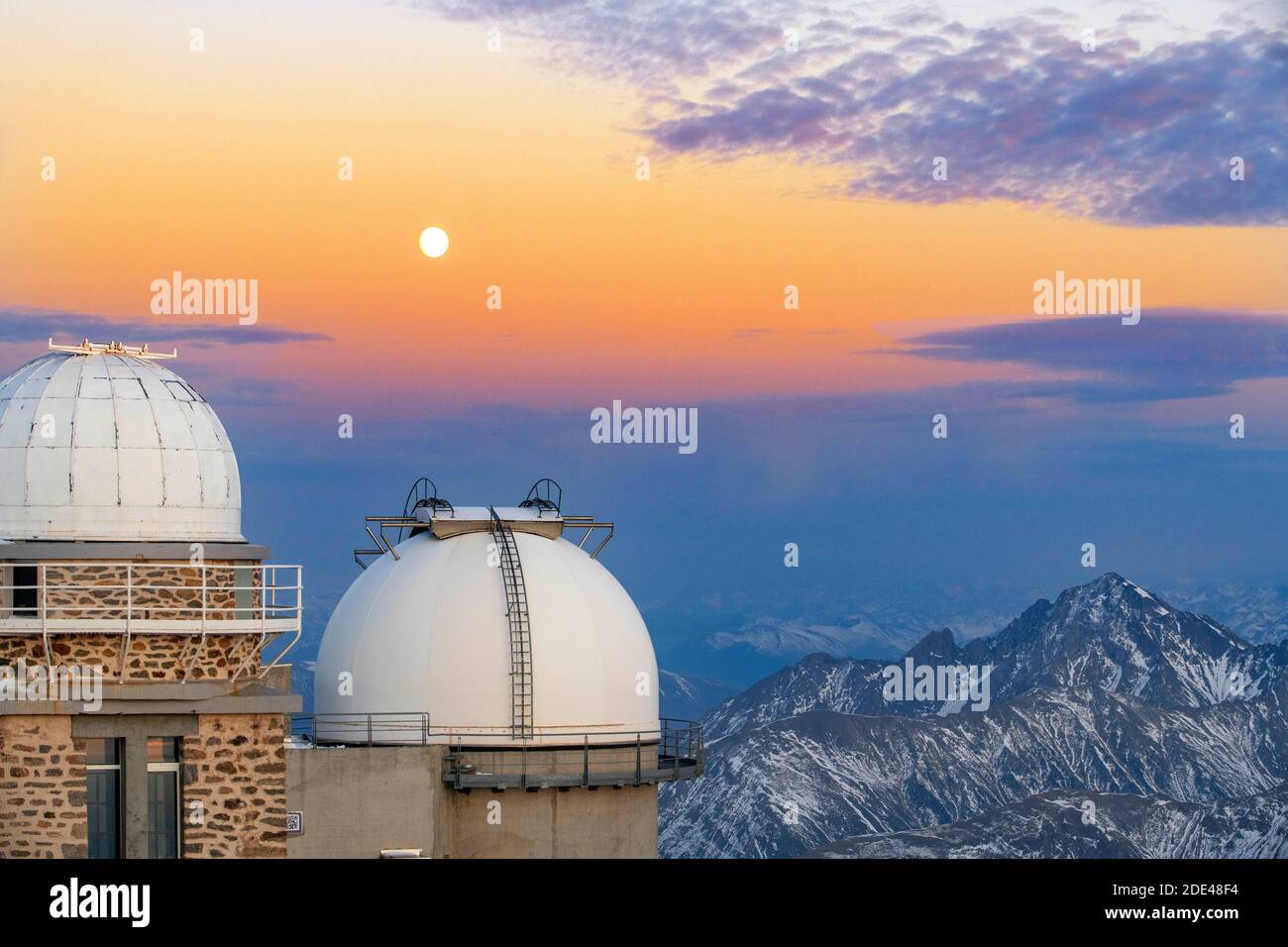 L'Osservatorio di Pic Du Midi De Bigorre in tempo di tramonto, Hautes Pyrenees, Midi Pyrenees, Francia Foto Stock