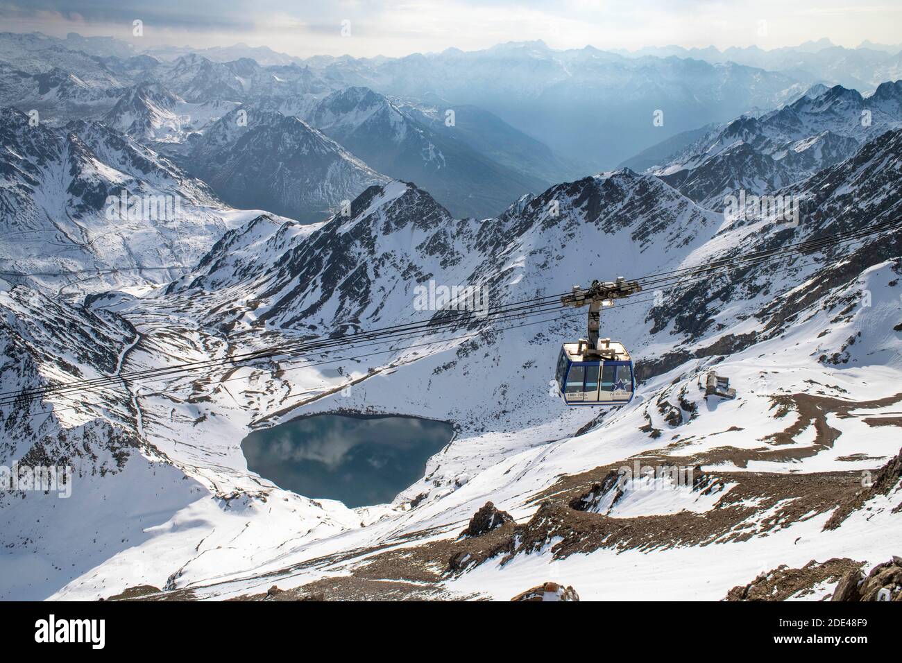 La Mongie lago di Oncet e una funivia che sale all'Osservatorio di Pic Du Midi De Bigorre, Hautes Pyrenees, Midi Pyrenees, Francia Foto Stock