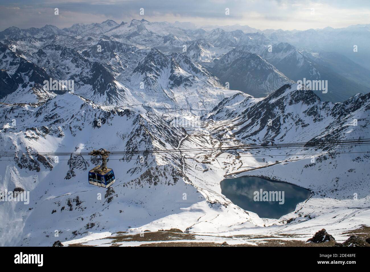 La Mongie lago di Oncet e una funivia che sale all'Osservatorio di Pic Du Midi De Bigorre, Hautes Pyrenees, Midi Pyrenees, Francia Foto Stock