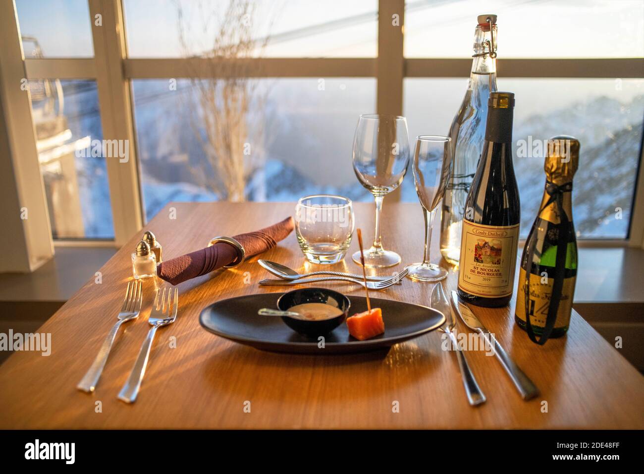 Cena tradizionale al tramonto nell'Osservatorio di Pic Du Midi De Bigorre, alti Pirenei, Midi Pirenei, Francia Foto Stock