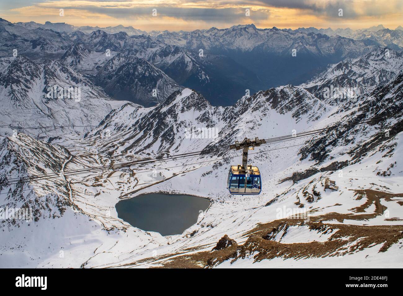 La Mongie lago di Oncet e una funivia che sale all'Osservatorio di Pic Du Midi De Bigorre, Hautes Pyrenees, Midi Pyrenees, Francia Foto Stock