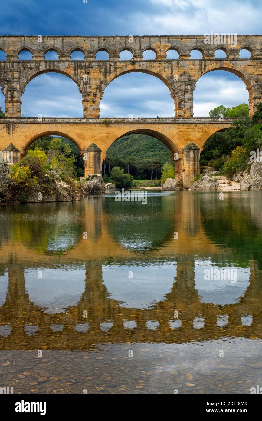 Pont du Gard, regione Languedoc Roussillon, Francia, patrimonio mondiale dell'UNESCO. L'acquedotto romano attraversa il fiume Gardon vicino a Vers-Pon-du-Gard Languedro Foto Stock