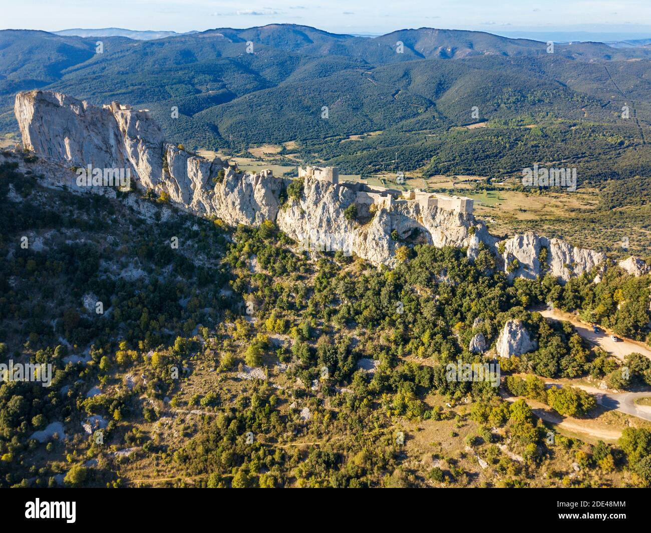 Veduta aerea del castello cataro di Peyrepertuse in Languedoc-Roussillon, Francia, Europa. Antico sito cataro del Château de Peyrepertuse, Peyreper Foto Stock