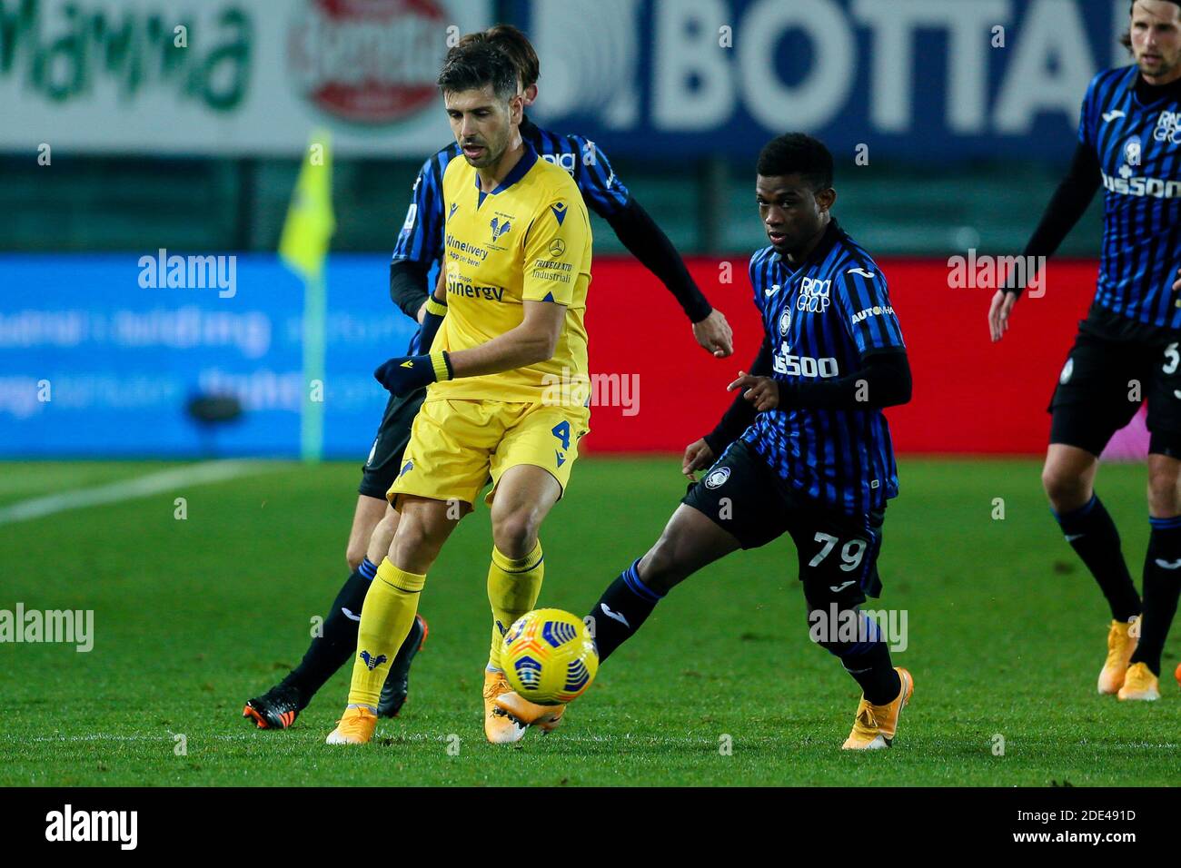 BERGAMO, ITALIA - NOVEMBRE 28: Miguel Veloso di Hellas Verona, Amad Traore di Atalanta durante la Serie A partita tra Atalanta e Hellas Verona a G. Foto Stock