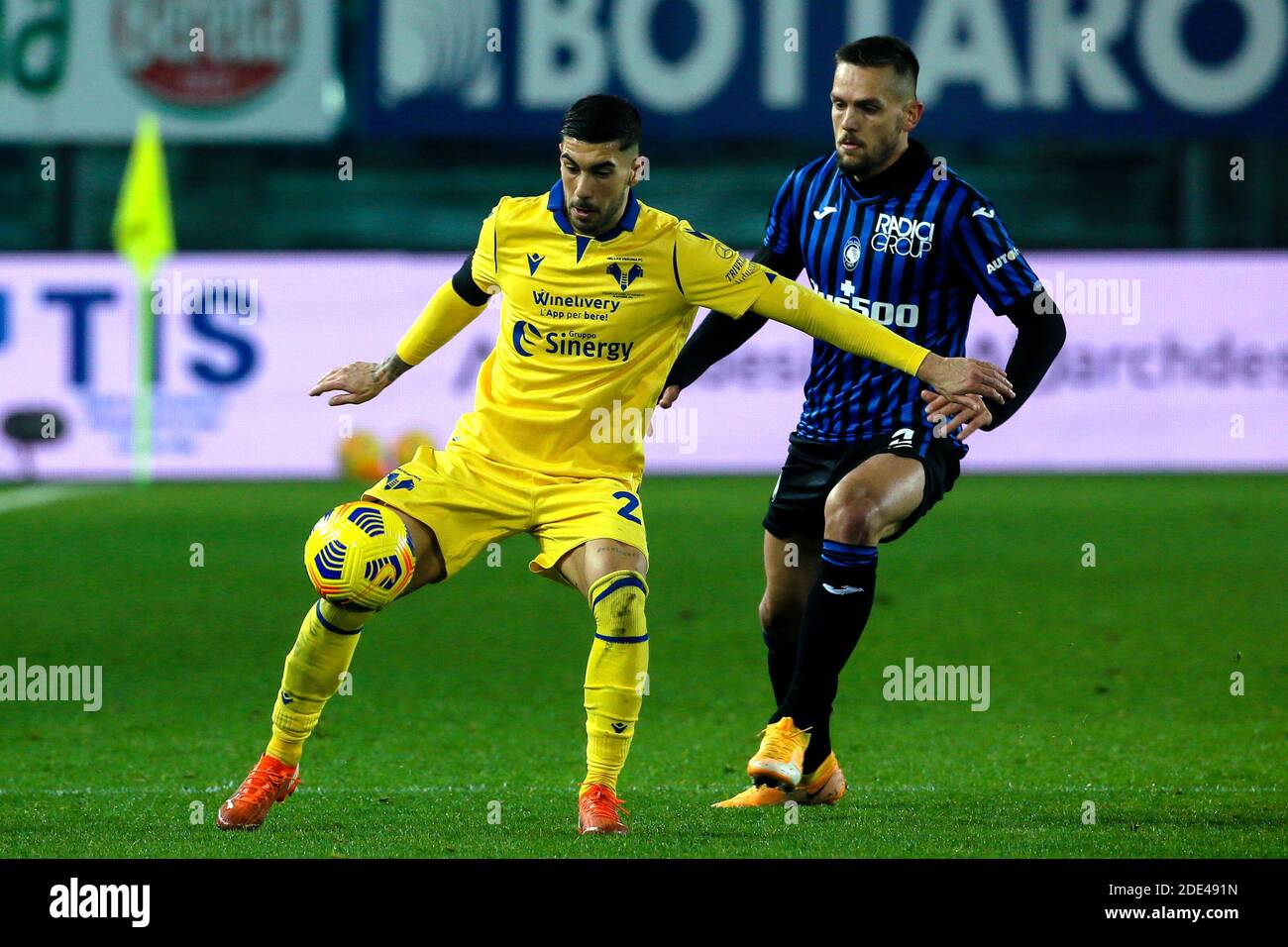 BERGAMO, ITALIA - NOVEMBRE 28: Mattia Zaccagni di Hellas Verona, Rafael Toloi di Atalanta durante la Serie A partita tra Atalanta e Hellas Verona A. Foto Stock