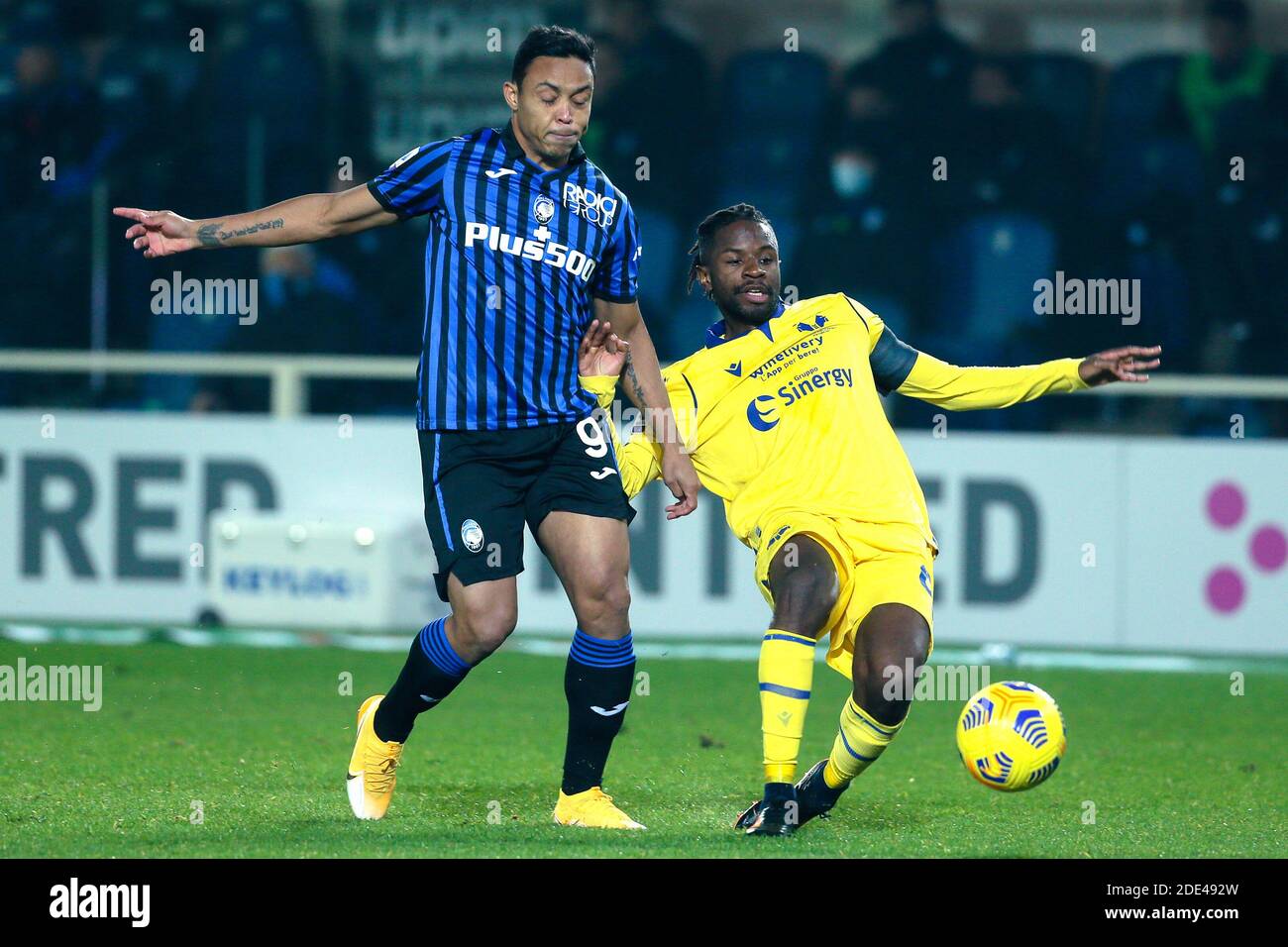 BERGAMO, ITALIA - NOVEMBRE 28: Luis Muriel di Atalanta, Adrien Tameze di Hellas Verona durante la serie A match tra Atalanta e Hellas Verona a G. Foto Stock