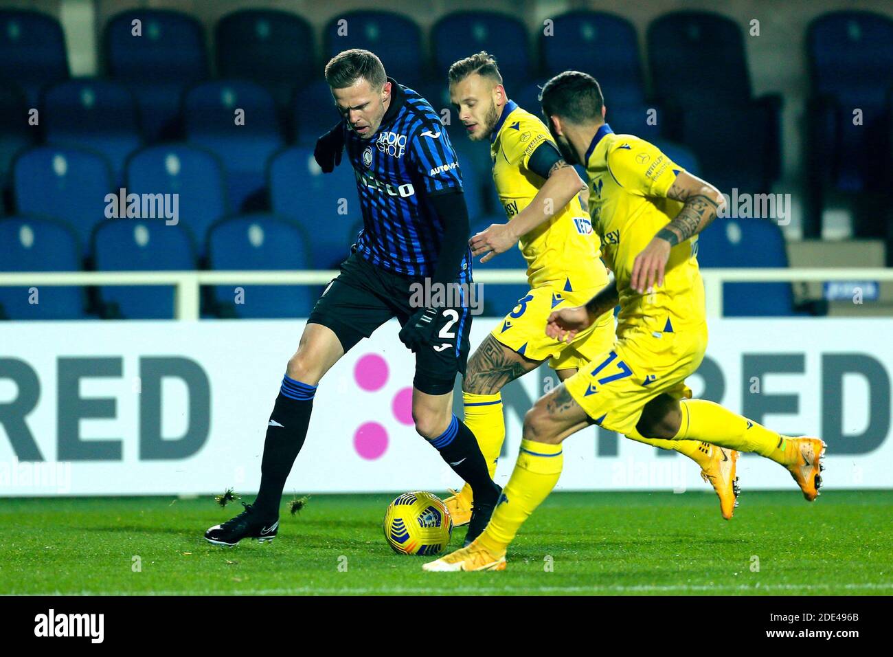 BERGAMO, ITALIA - NOVEMBRE 28: Josip Ilicic di Atalanta, Federico Dimarco di Hellas Verona, Federico Ceccherini di Hellas Verona durante la Serie A Mat Foto Stock