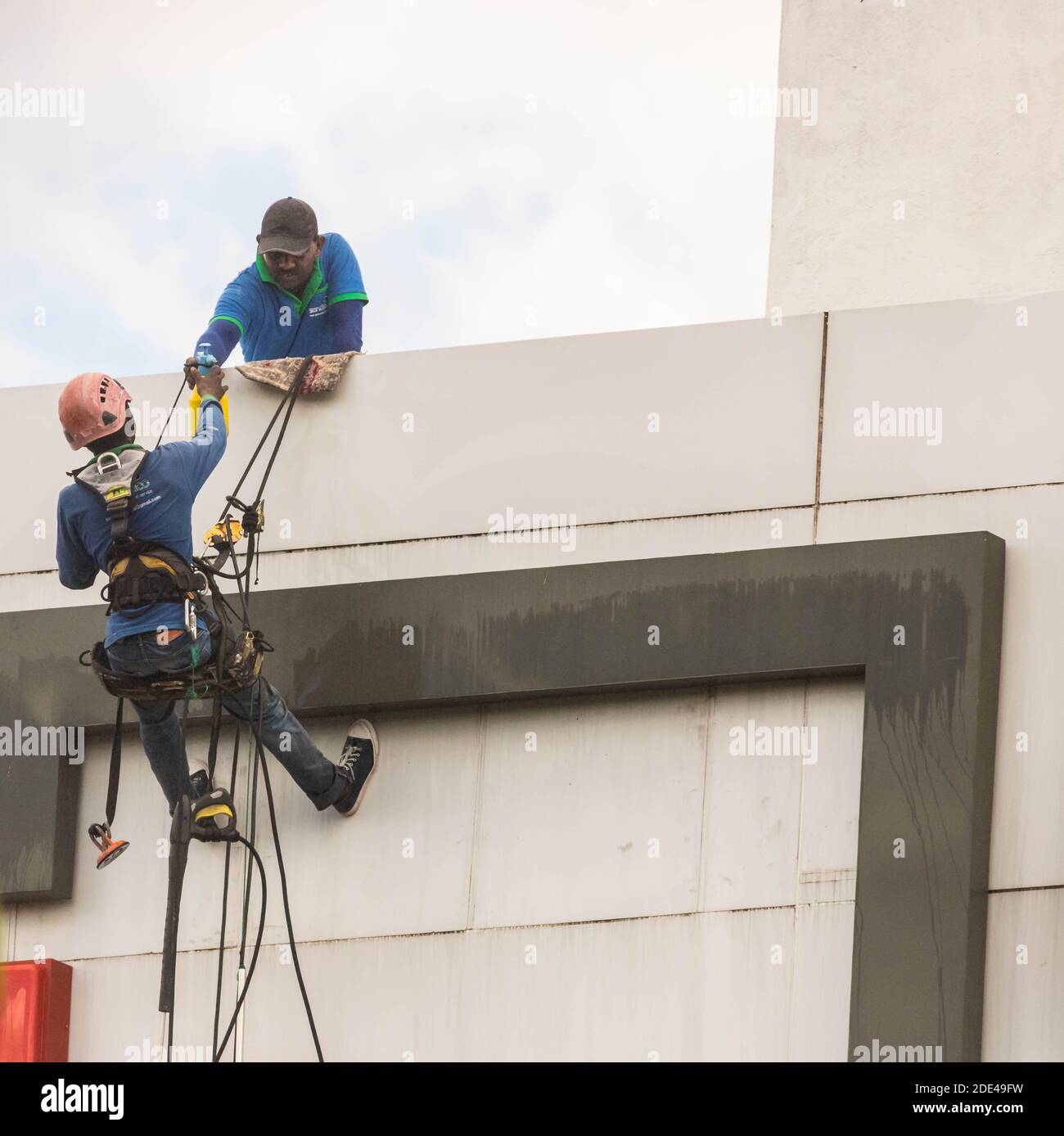 L'alto edificio pulitori al lavoro Foto Stock