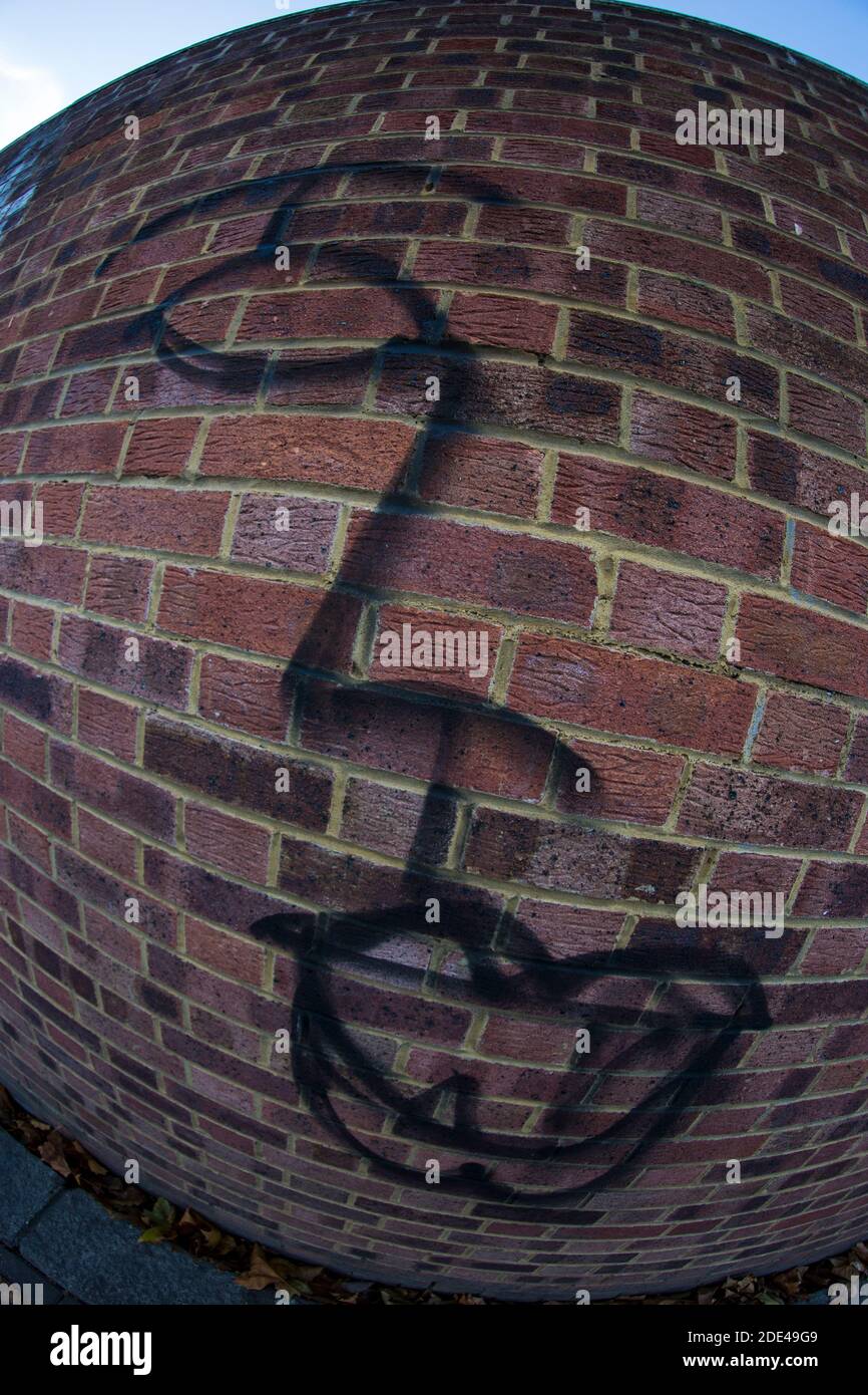 Immagine distorta di arte di strada di Fisheye sul Causeway, Wandsworth, Londra Foto Stock
