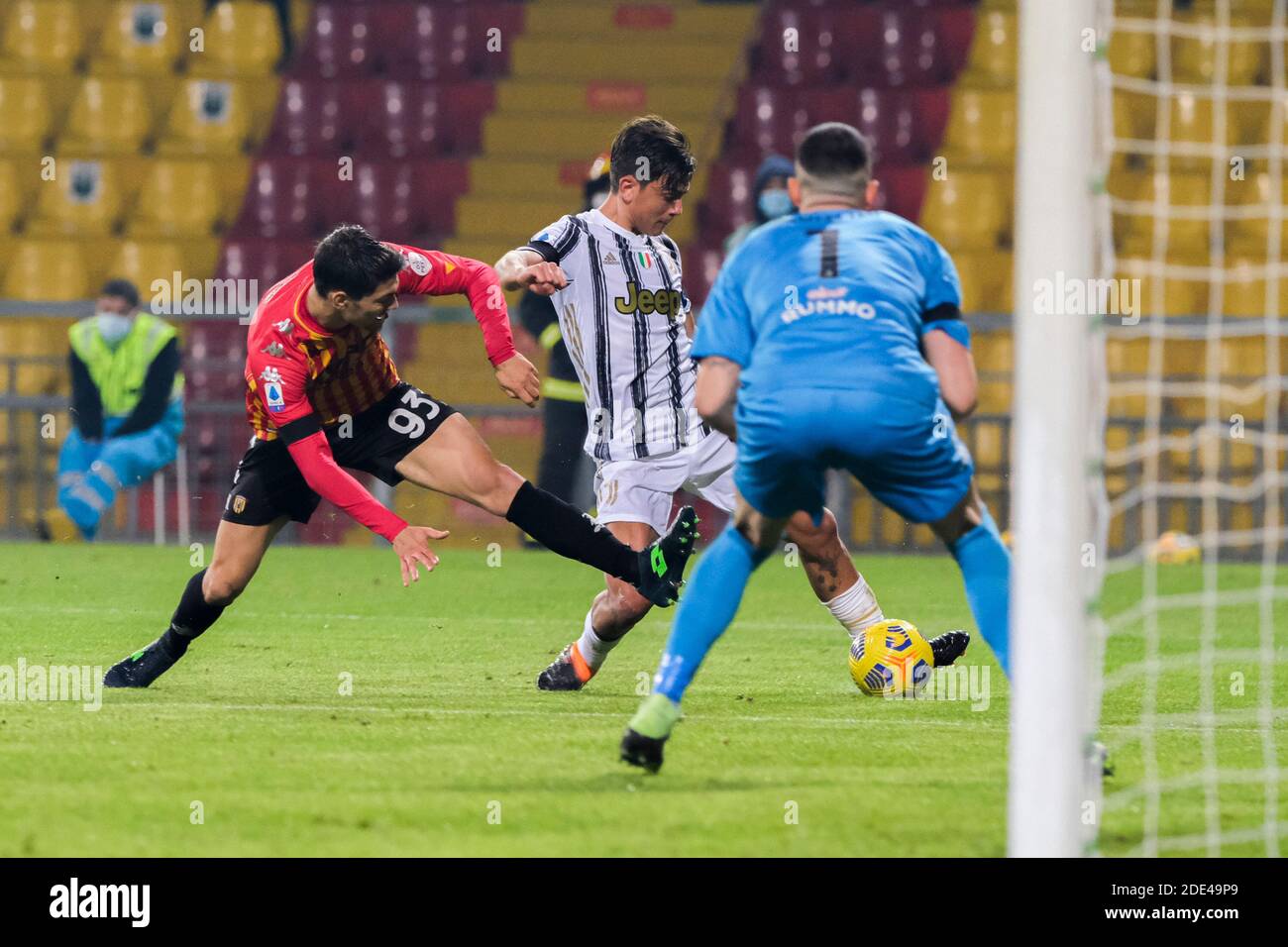 BeneventoÕs difensore italiano Federico Barba (L) sfida per la palla Con l'attaccante argentino di Juventus Paulo Dybala durante la Serie A. calcio Foto Stock