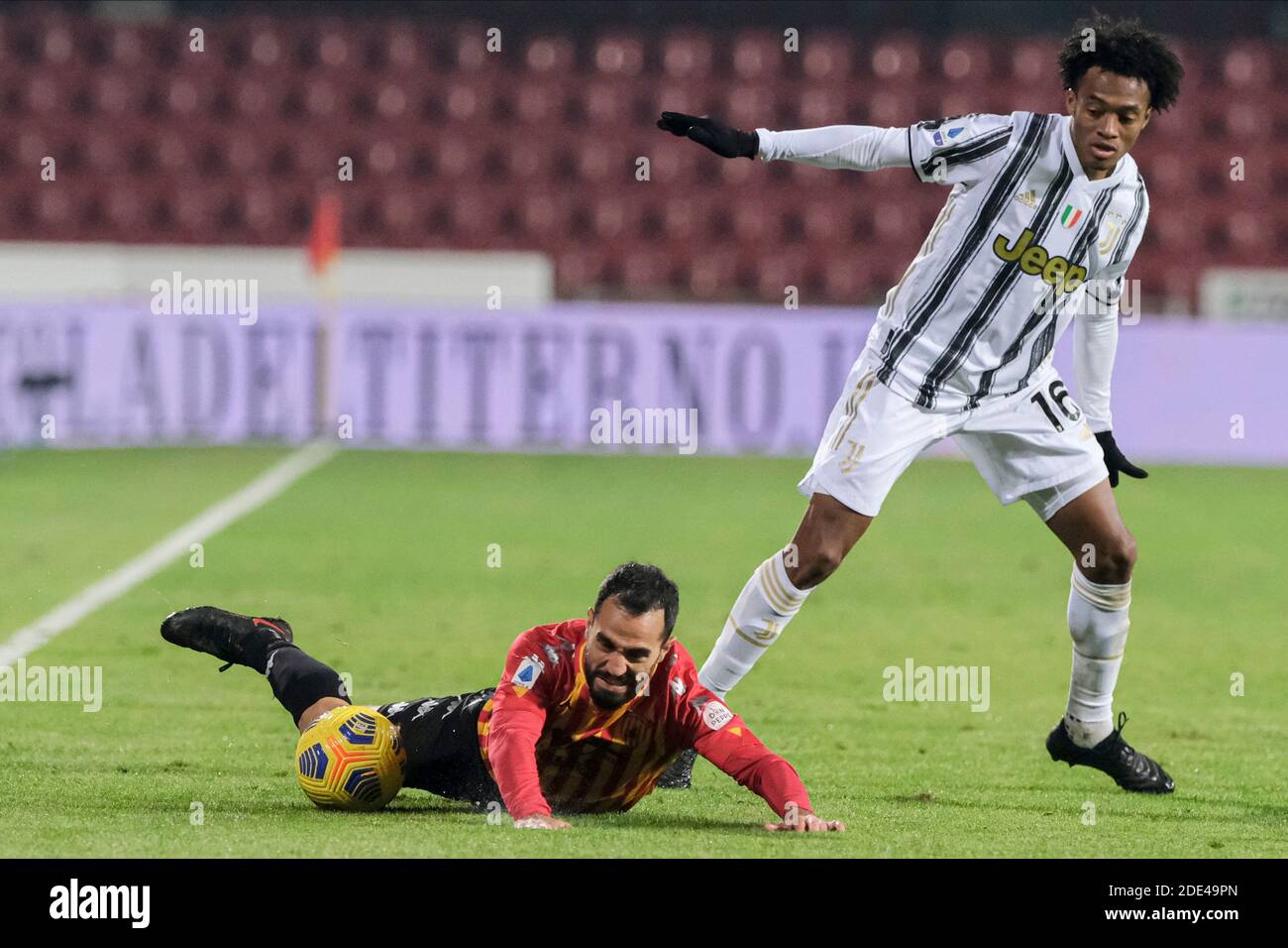 L'attaccante italiano di Benevento Marco Sau sfida per la palla con Juan Cuadrado, attaccante colombiano di Juventus durante la serie A di calcio Abbina Benev Foto Stock