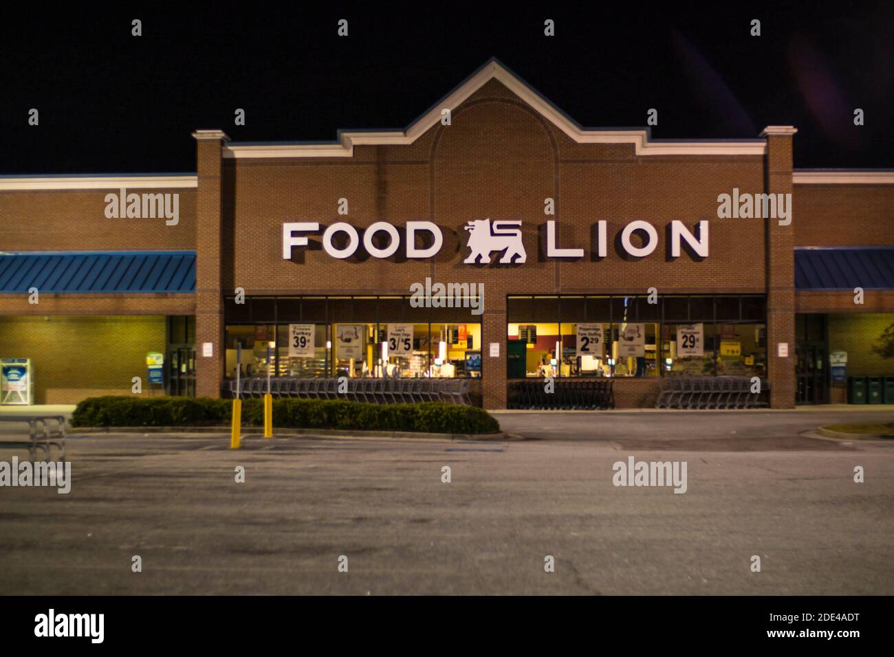 Augusta, GA USA 11 23 20: Negozio di alimentari Food Lion di notte Foto Stock